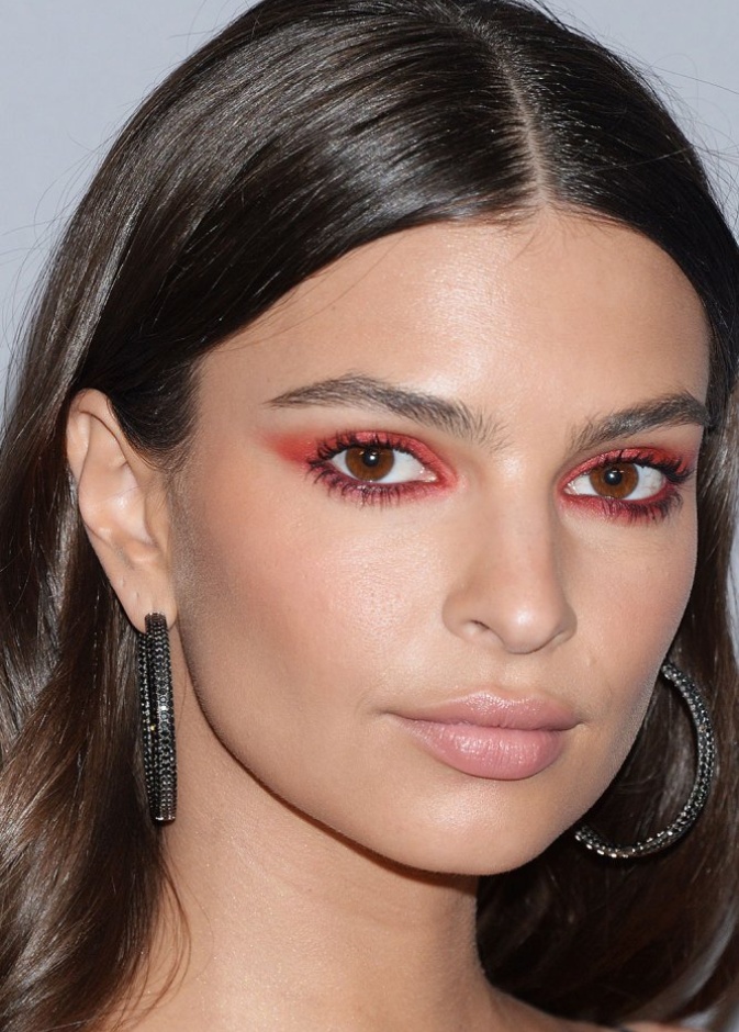 Emily Ratajkowski بالظلال الأحمر الكات آيز
