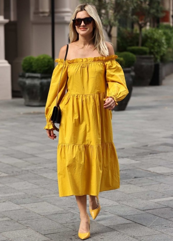 اطلالات صيفية باللون الاصفر الفاتح مستوحاة من الممثلة الامريكية اشلي روبرتس