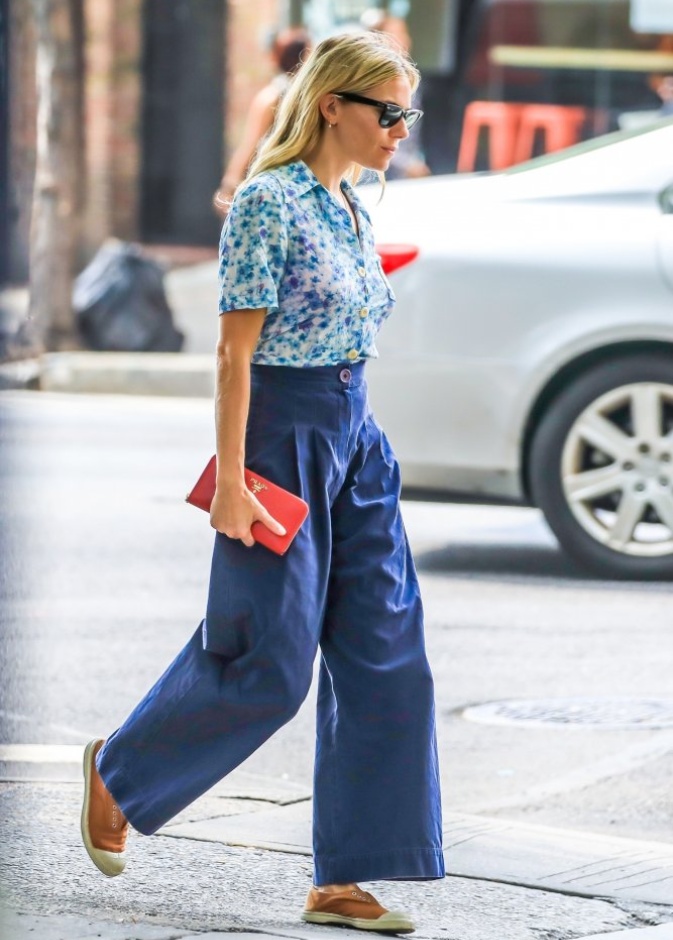 نسقت السروال الواسع مع القميص المزين بنقشة الورود