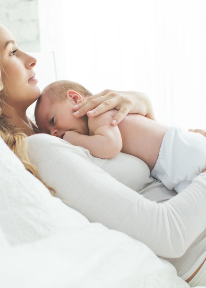 ارتداء المراة المرضعة الكمامة الطبية اثناء ارضاع الطفل لتفادي اصابته