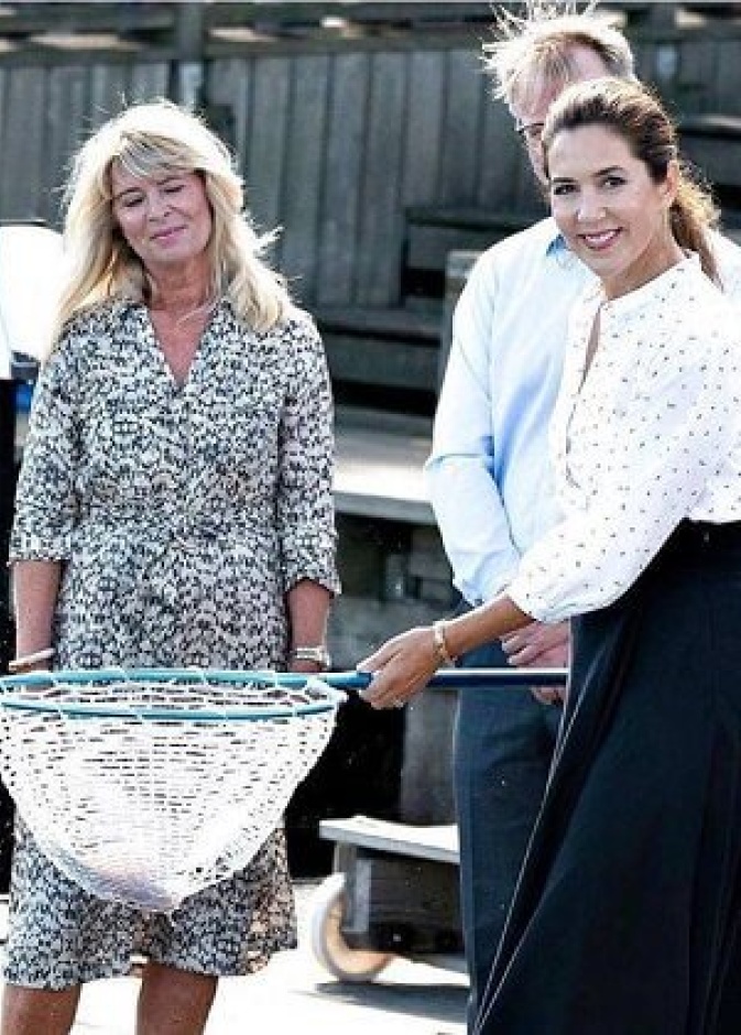 الأميرة ماري تظهر بإطلالة صيفية أنيقة