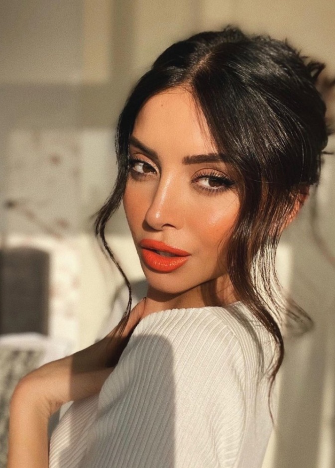 اجمل الوان احمر شفاه بارزة ومرجانية من وحي اطلالة ناتالي فنج
