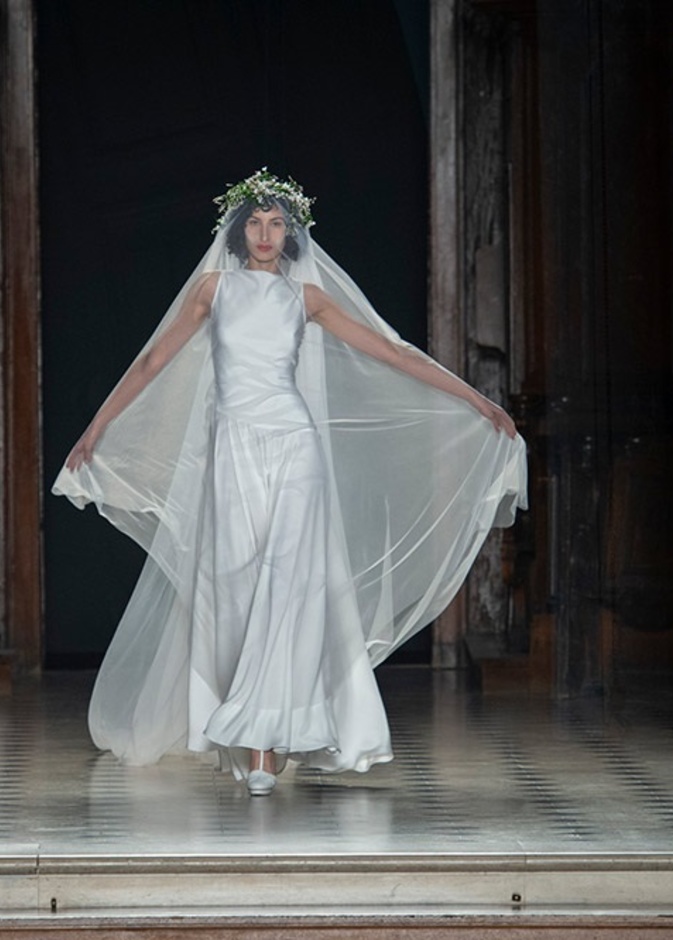 فستان من الساتان من مجموعة julien fournie