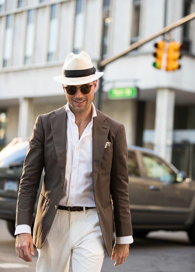  قميص وسروال أبيض باطلالة صيفية جذابة مع بليزر بني ومنديل جيب وقبعة أنيقة