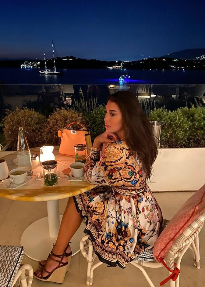 اطلالات ياسمين صبري بازياء من الالوان والزخرفات