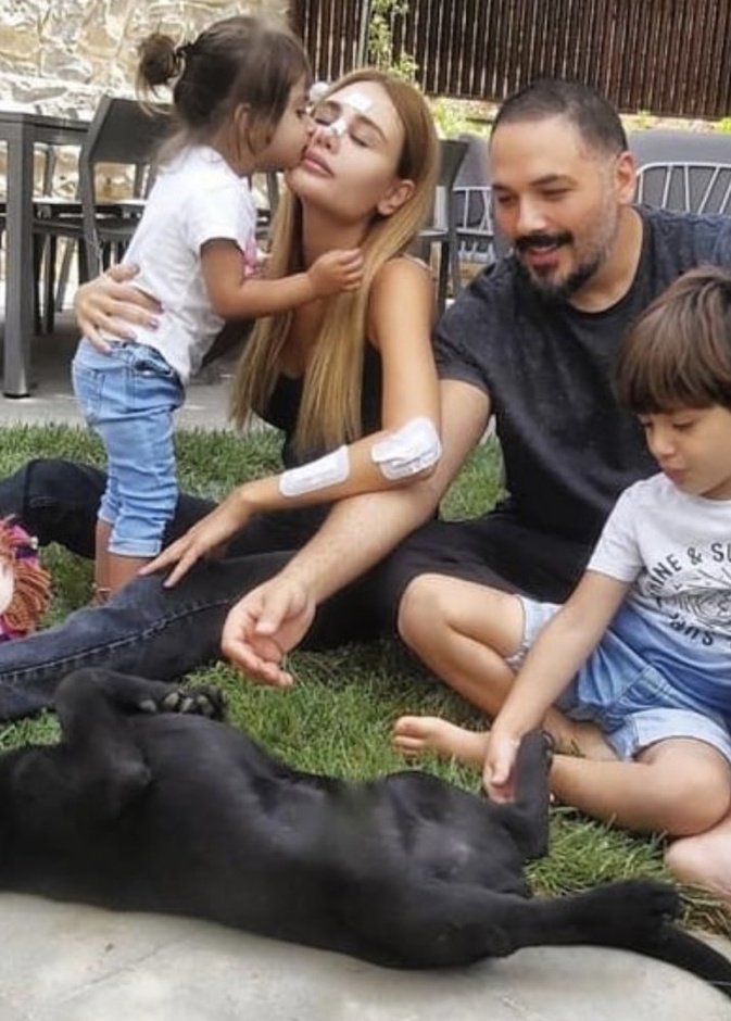 أول صورة لرامي عياش وعائلته بعد تعافي زوجته داليدا من حادثة انفجار بيروت