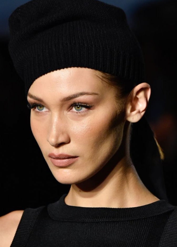 طريقة تطبيق مكياج عيون ناعم لصاحبات العيون الخضراء من Brandon Maxwell