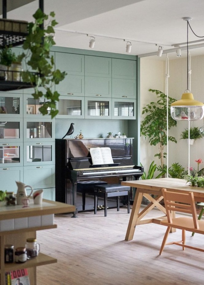 البيانو ضمن ديكور المكتبة في المنزل