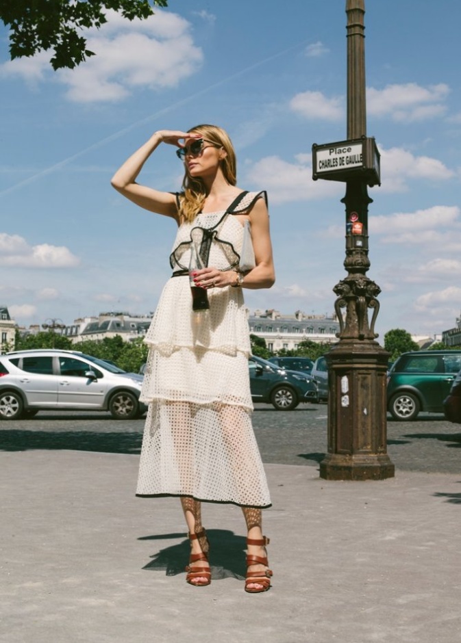 أوليفيا باليرمو أنيقة في فستان ناعم مزين بالكشكش