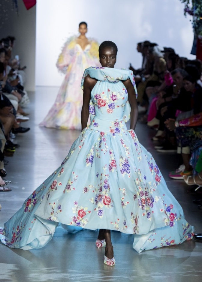فستان أزرق بنقشة الورود من Prabal Gurung