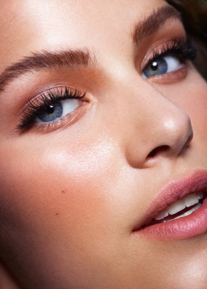 3 حيل جمالية لتطويل الرموش وتكثيفها من دون استخدام المكياج