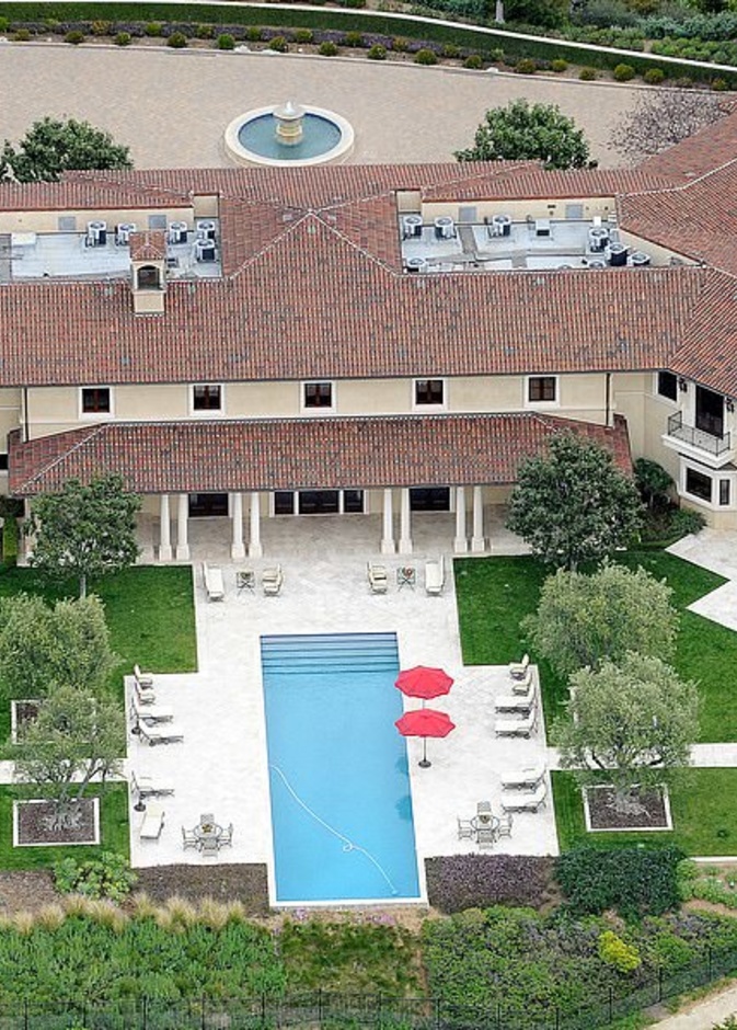  إقامة مؤقتة في منزل تايلر بيري Tyler Perry في بيفرلي هيلز