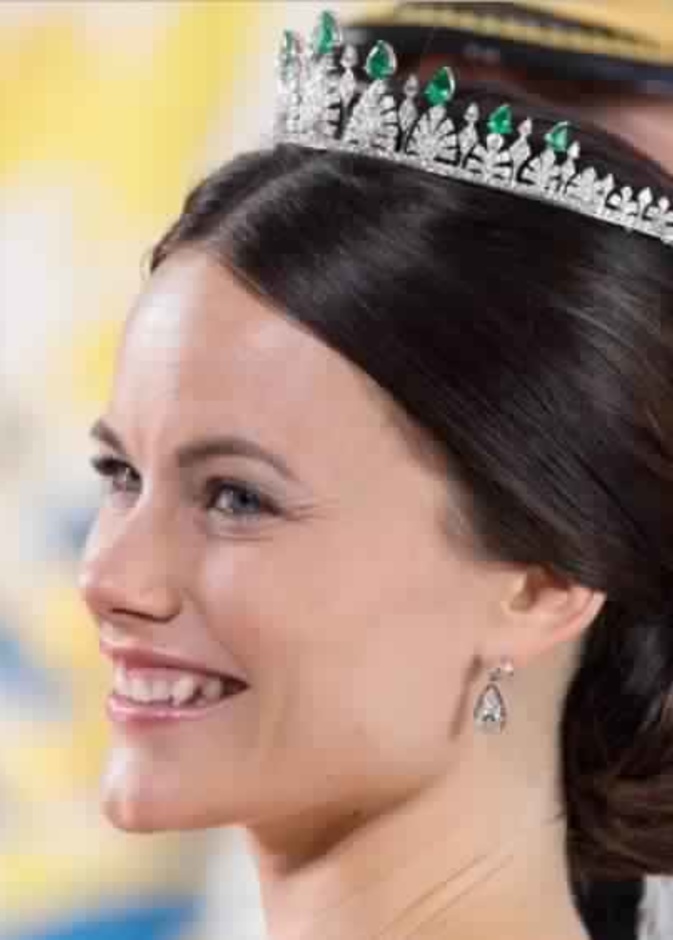 بالصور.. جميلات العائلة المالكة السويدية تتزين بأجمل التيجان 