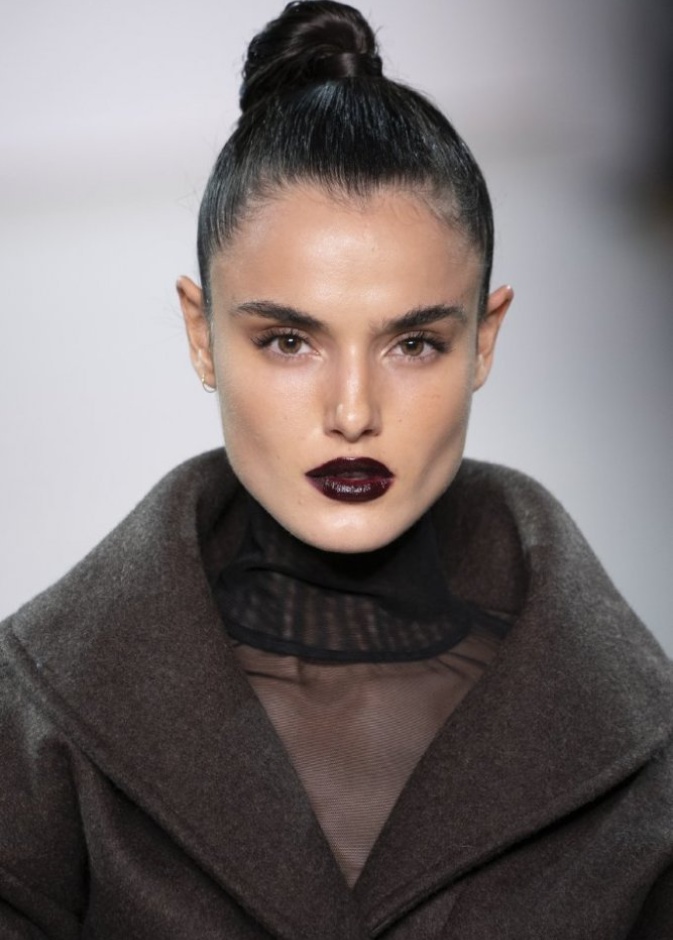 الوان احمر شفاه داكنة بتدرجات مخملية ولماعة من دار Laquan Smith