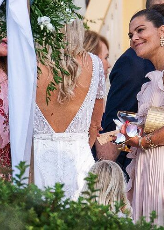  أناقة الأميرة فيكتوريا في حفل زفاف صديقتها