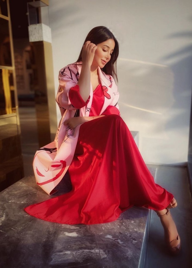 موديلات فساتين محتشمة باللون الاحمر من وحي اطلالات اسيل عمران