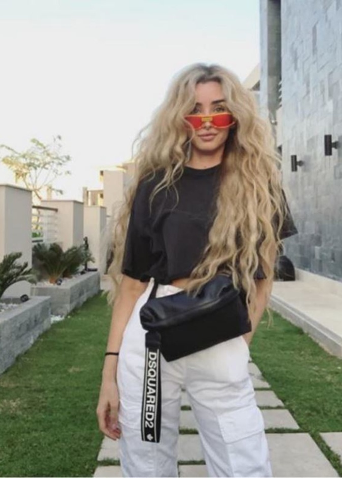 أطلت بالكروب توب الأسود ونسّقت معه سروالاً واسعاً باللون الأبيض