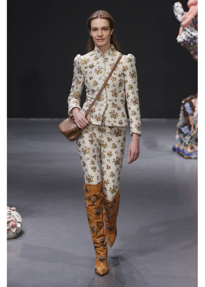 صيحات نقشات الخريف من الورود من Tory Burch