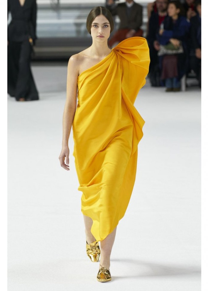  موديلات فساتين كاجوال خريف 2020 بقصة الكتف الواحد من دار Carolina Herrera