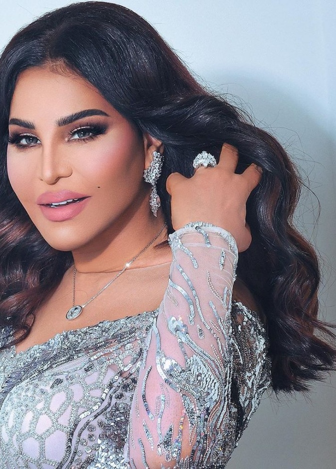 مكياج وردي بأسلوب النجمة الإماراتية أحلام