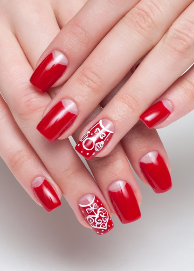 مناكير اللون الاحمر مع نقوش بسيطة من اللون الابيض ليوم المراة الاماراتية