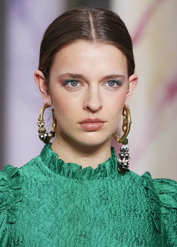 احدث صيحات الماسكارا الزرقاء على الرموش العليا من دار Ulla Johnson