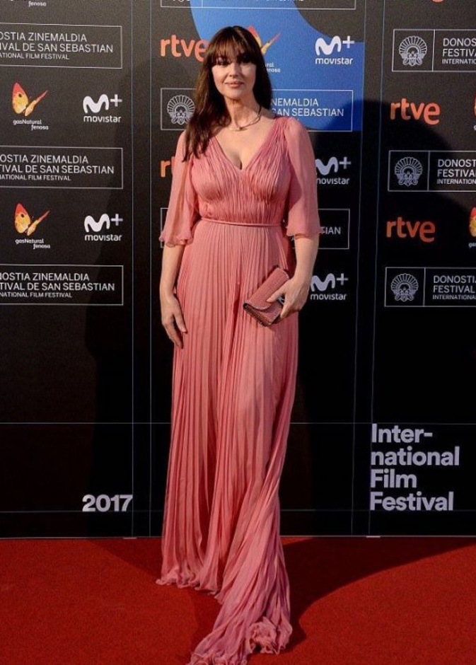  فستان طويل ناعم باللون الزهري اختارته مونيكا بيلوتشي على السجادة الحمراء