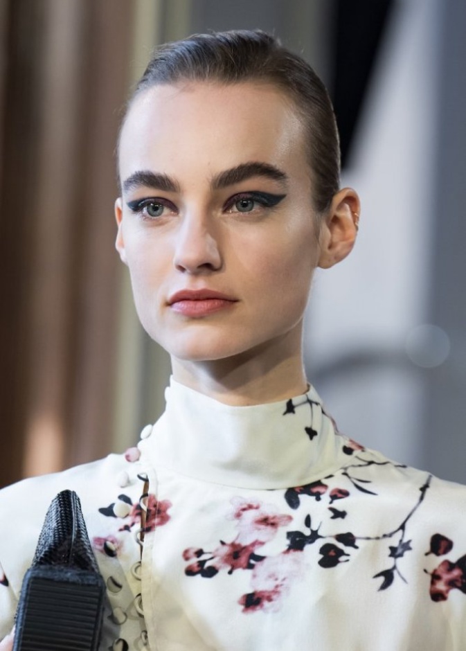 رسمات مكياج بلونين مختلفين بين البنفسجي والزيتي من دار Altuzarra