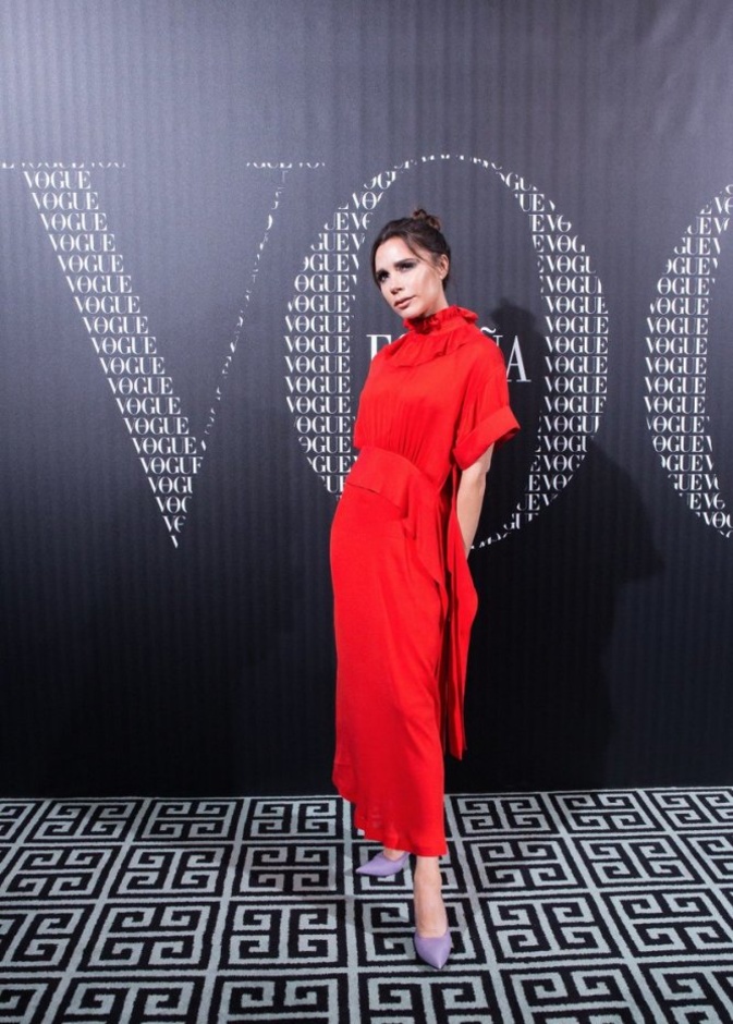  تعشق تصاميم الفساتين الجذابة والبسيطة باللون الأحمر الحيوي