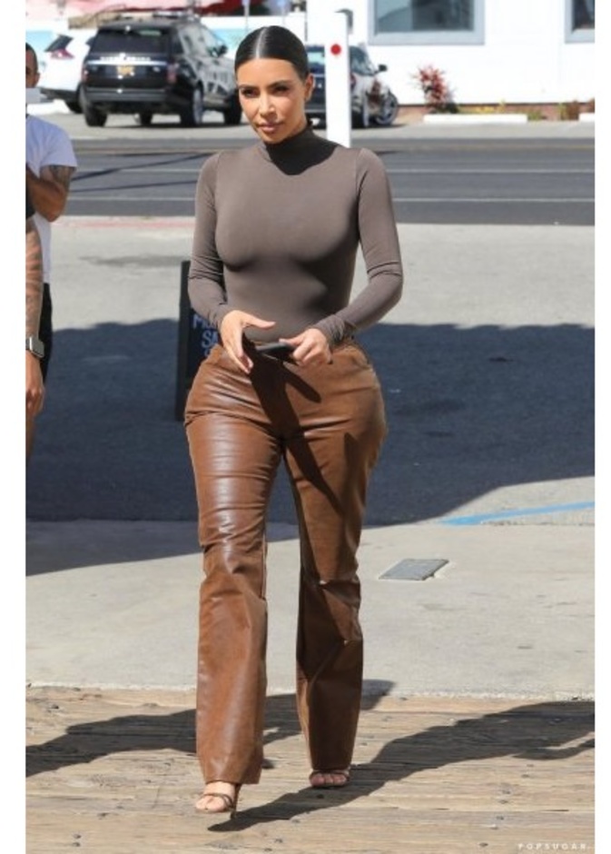  كيفية تنسيق البنطلون الجلد البني على طريقة النجمة الامريكية كيم كردشيان