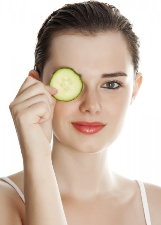 خلطات طبيعية لعلاج انتفاخ العين استعدادا ليوم المرأة الإماراتية