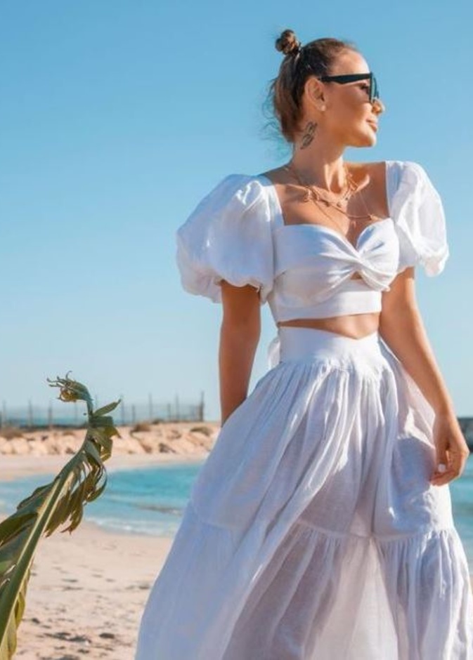 غنى غندور تألقت بالكروب توب والتنورة الماكسي