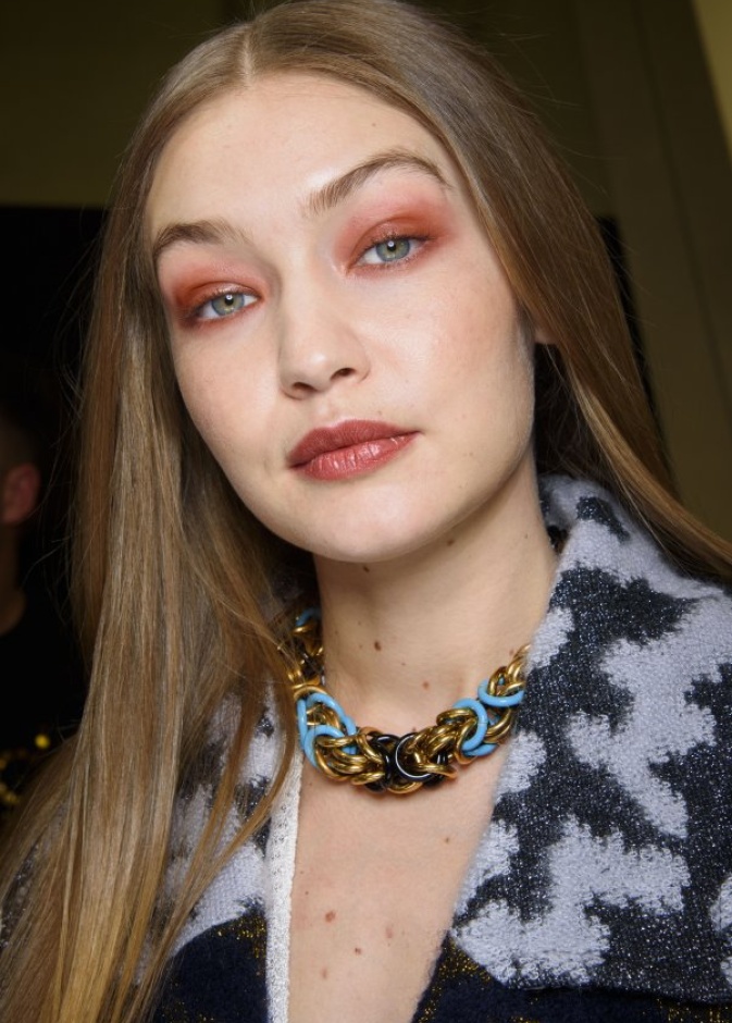 طريقة عمل مكياج عيون مشمشي لخريف 2020 من دار Missoni