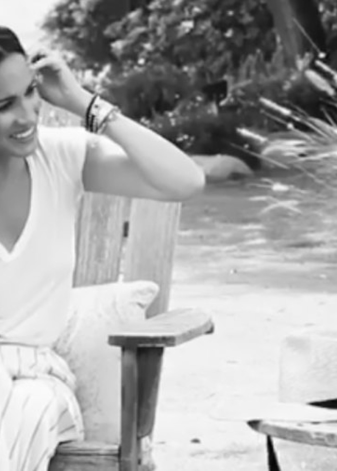 اكملت ميغان اللوك بتيشيرت ابيض