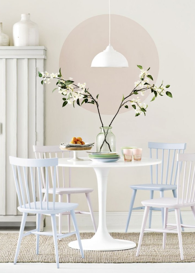  ألوان الباستيل الناعمة في تصميم غرفة طعام صغيرة