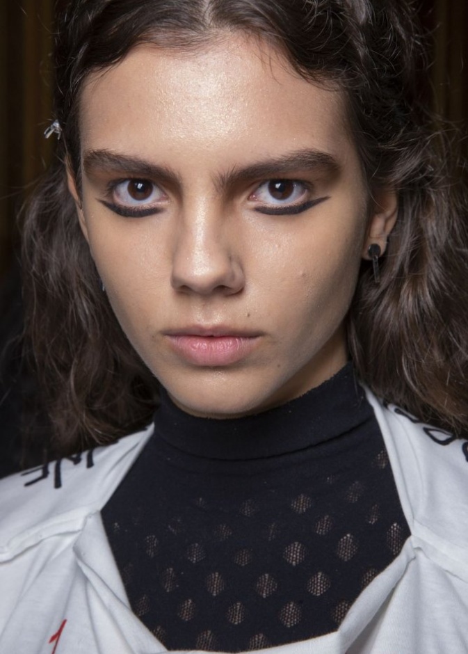  رسمات ايلاينر متجددة على الجفن السفلى للعين من دار Andreas Kronthaler for Vivienne Westwood