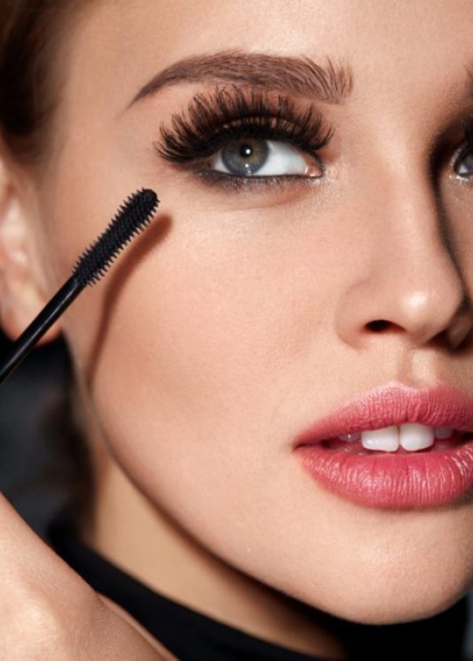 كيفية توسيع العيون باستخدام الماسكارا فقط
