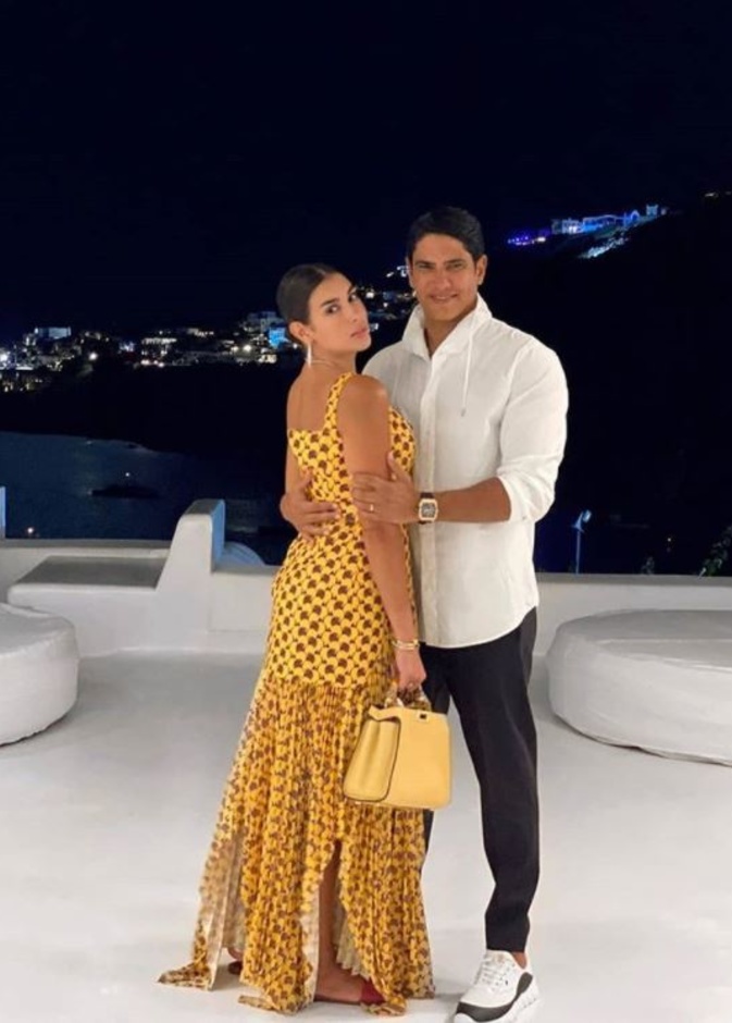 تألقت ياسمين برفقة زوجها بفستان أصفر مزيّن بالنقشات