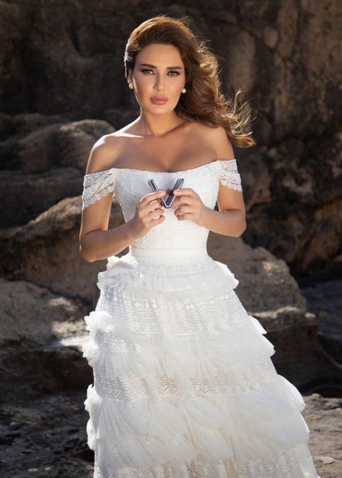 سيرين بدت ساحرة بفستان سهرة من تصميم طوني ورد