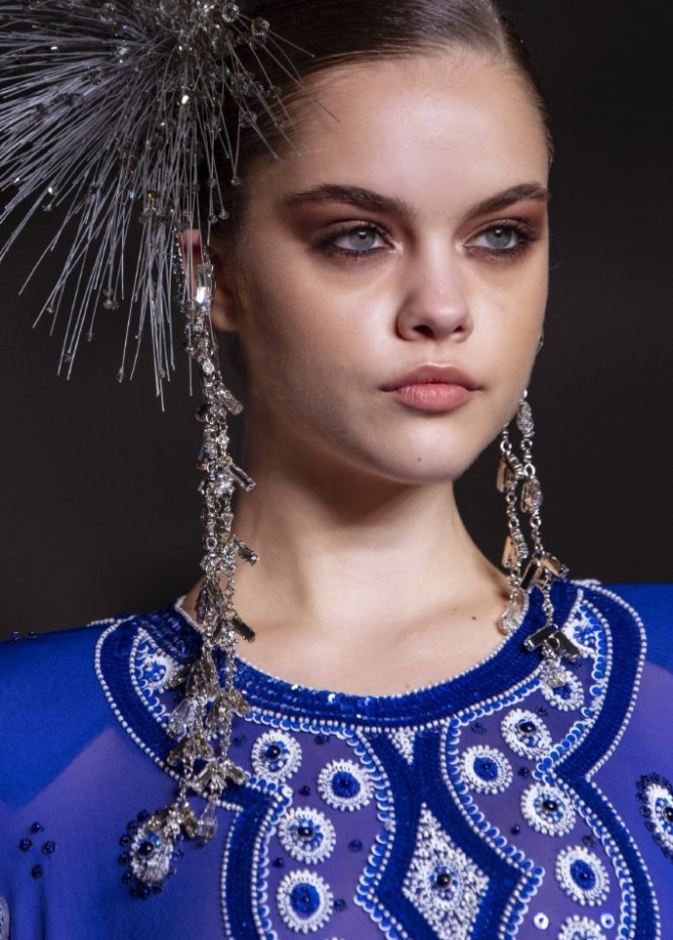 مكياج عيون شرقي بدرجات برونزية براقة لخريف 2020 من Naeem Khan