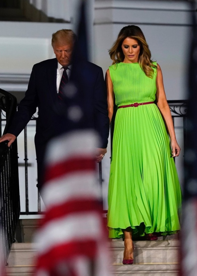 اطلالات ميلانيا ترامب بفساتين ملونة وراقية لدعم زوجها