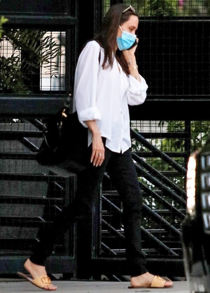  تألقت أنجيلينا بقميص أبيض كلاسيكي من ماركة Givenchy نسقت معه سروال اسود