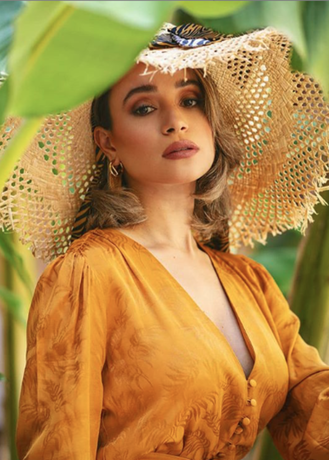 قبعة القش باطلالة جذابة مع اللون الأصفر الخردلي الرائج