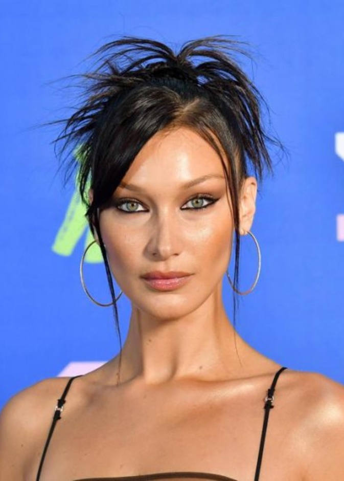 تسريحة شعر bella hadid العفوية ومكياج عيونها السحوب