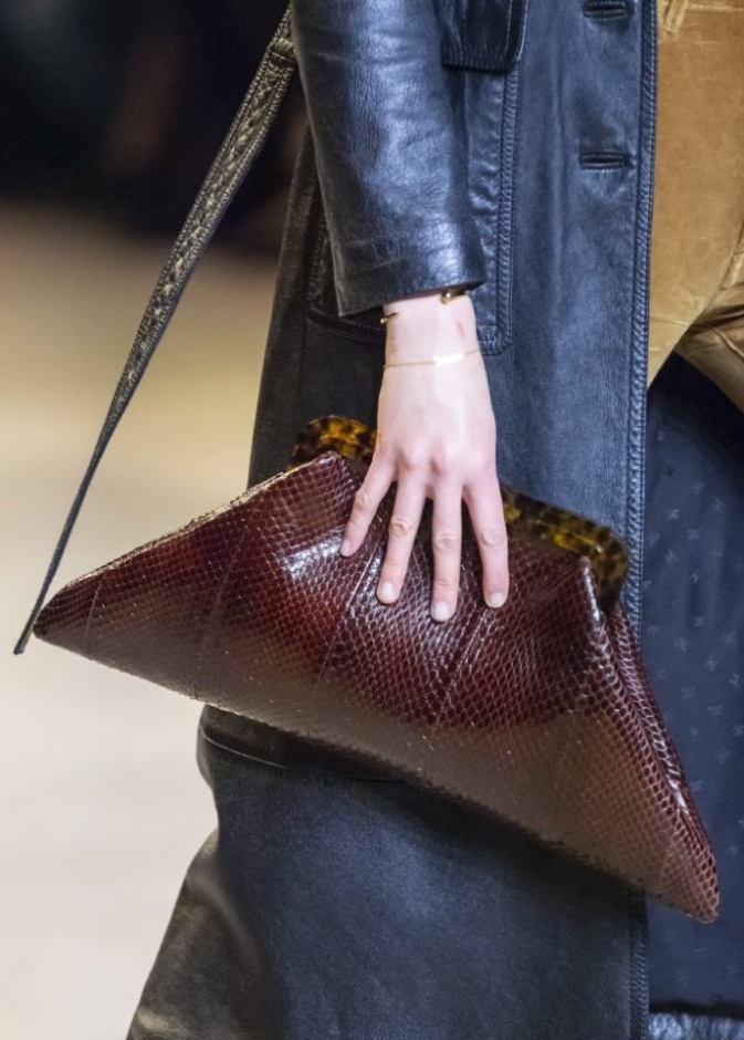 طرق اختيار حقائب يد بنية وجلدية من دار Celine 2020