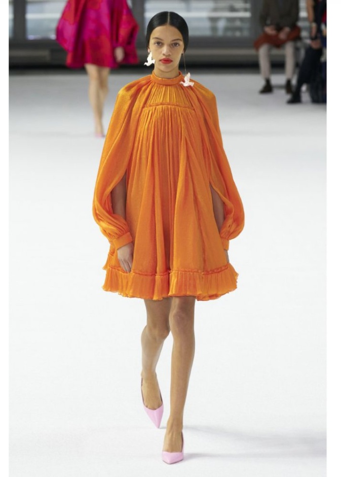 موديلات ملابس خريف 2020 مرجانية ولماعة من دار Carolina Herrera