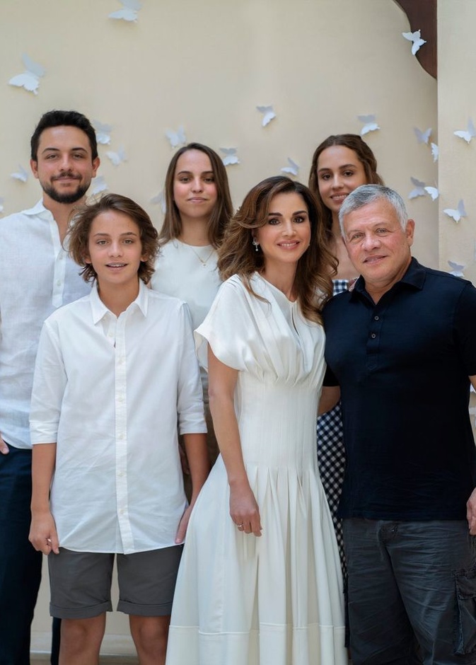  بدت ساحرة بفستان ميدي أنيق أبيض من تصميم Proenza Schouler