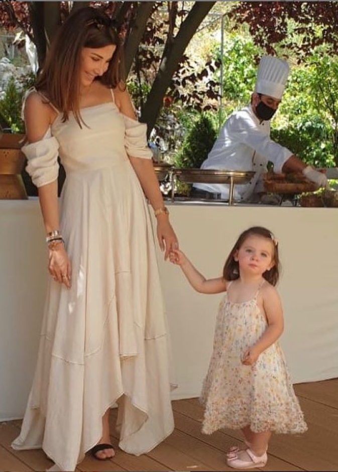 نانسي إختارت فستان ماكسي باللون البيج تميّز بقصته الـasymmetric