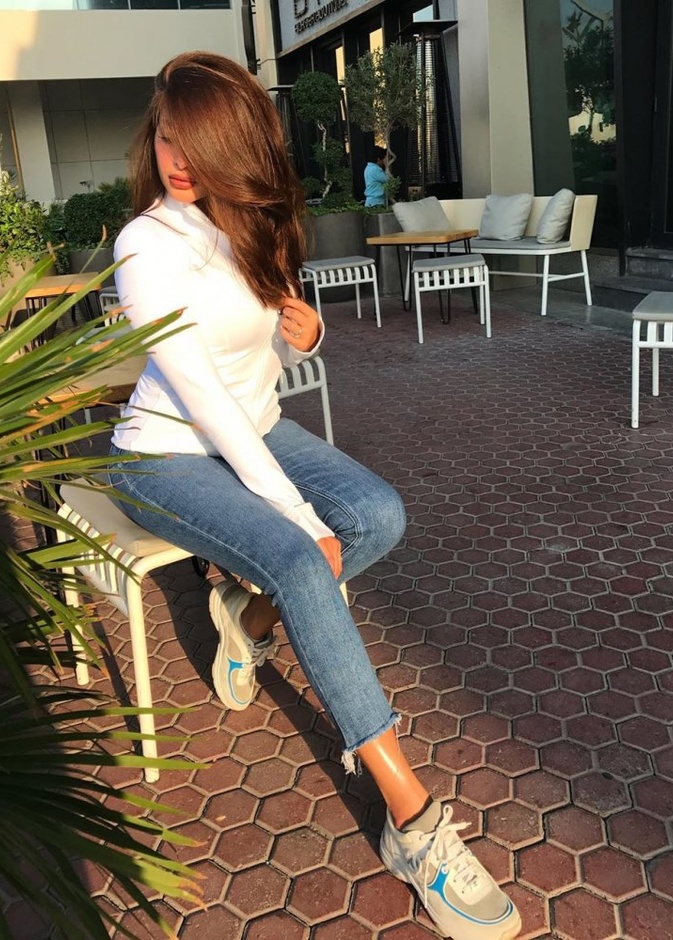 تنسيق البنطلون الجينز  الشبابي على طريقة مدونة الموضة فوز الفهد