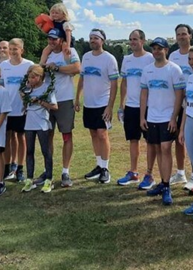 الأميرة فيكتوريا والأمير دانيال شاركا في نهاية السباق